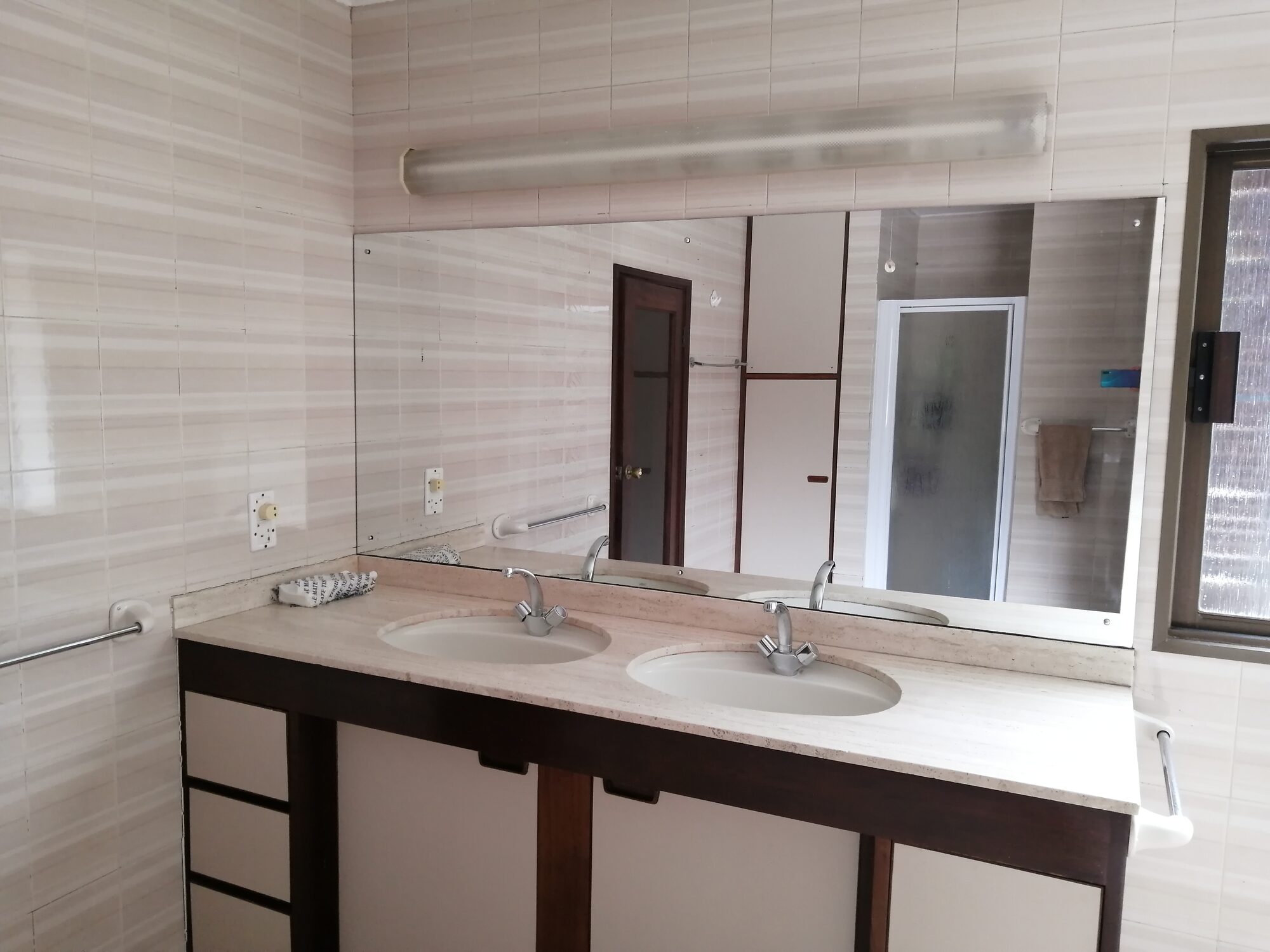 Brookside Hall bathroom